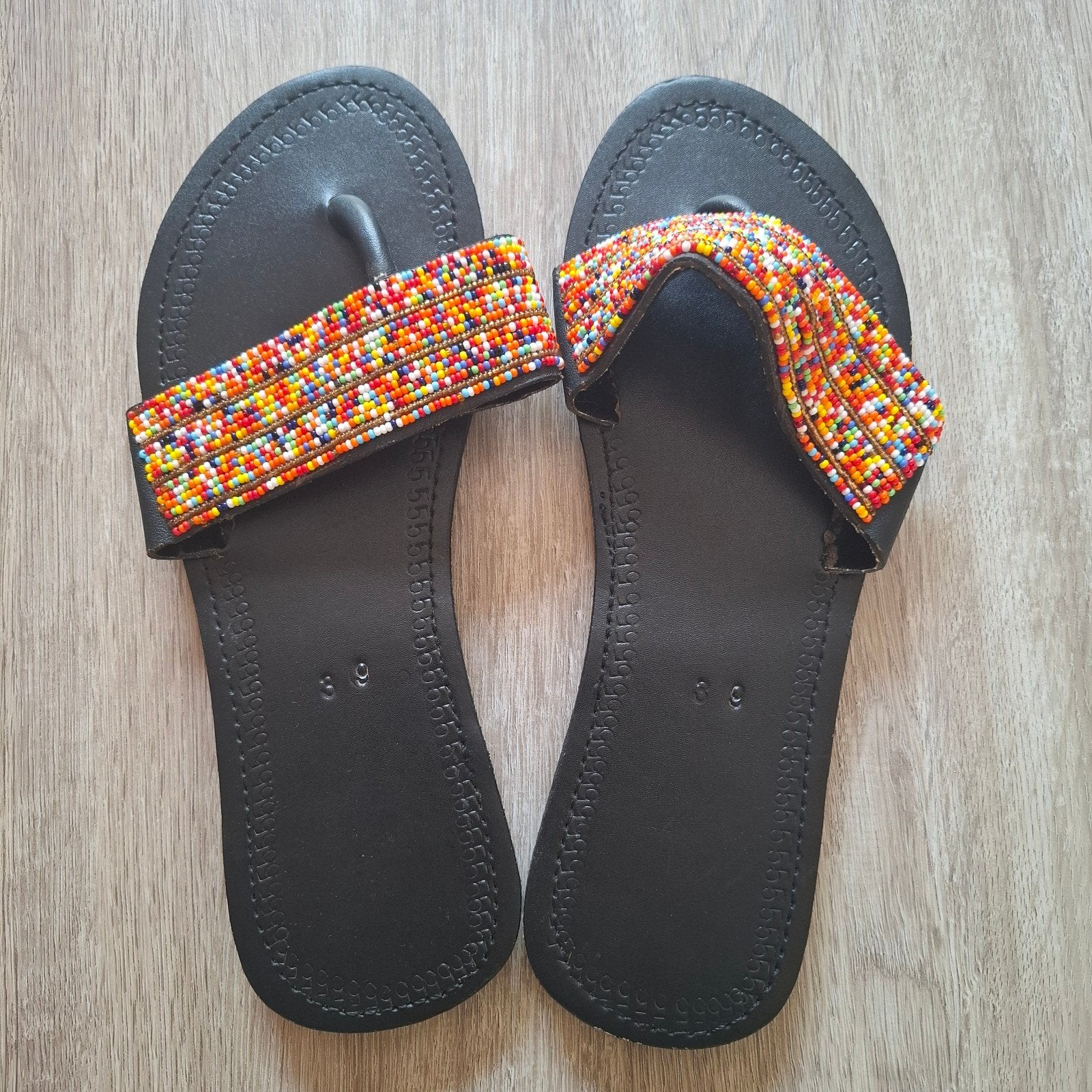 Zwarte slippers met kleurrijke kralen - Maat 39, Slippers, Zwart, Nieuw, Ophalen of Verzenden