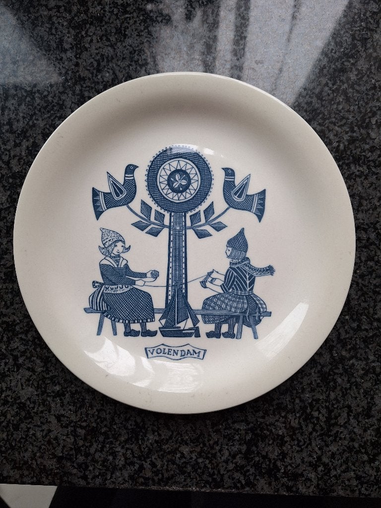 Bord Volendam klederdracht kinderen Petrus Regout, 20,5 cm, Ophalen of Verzenden