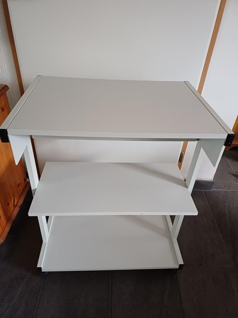 Verrijdbare computertafel met uitschuifbare toetsenbord blad, Ophalen, Zo goed als nieuw