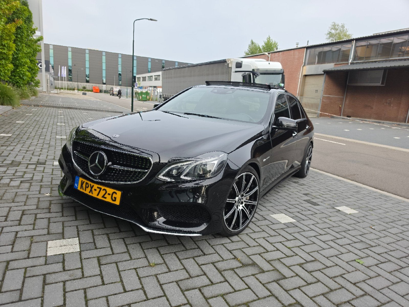Mercedes-Benz E500 4.7 V8 Biturbo [Pano] E63 AMG uitgevoerd, Achterwielaandrijving, 4 stoelen, Zwart, Particulier