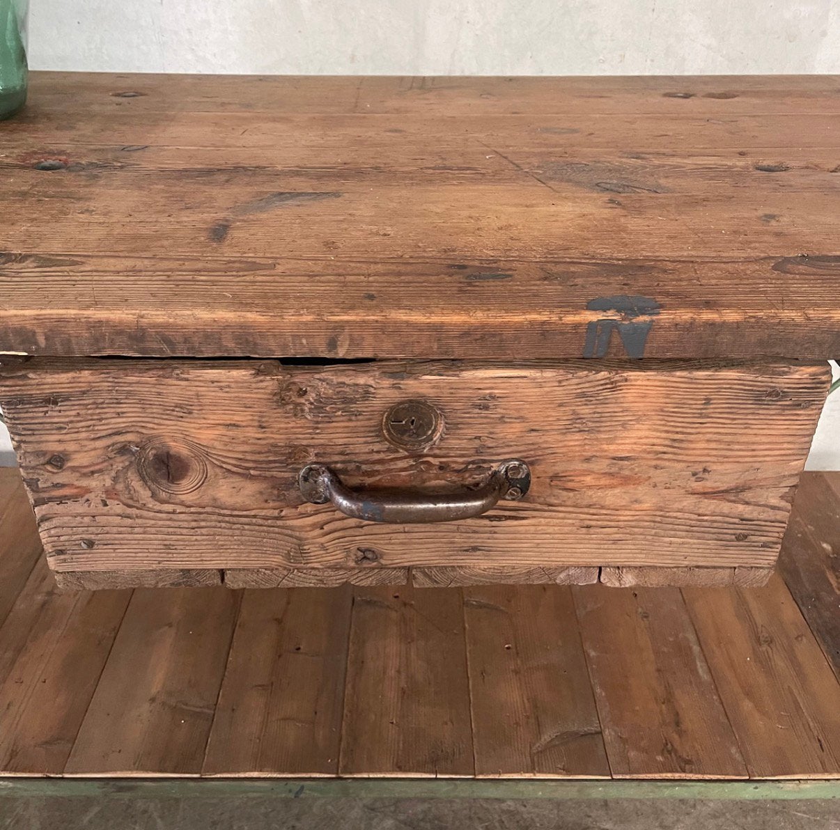 Foto 8 van Oude werkbank, vintage dressoir, industriële toonbank, kast
