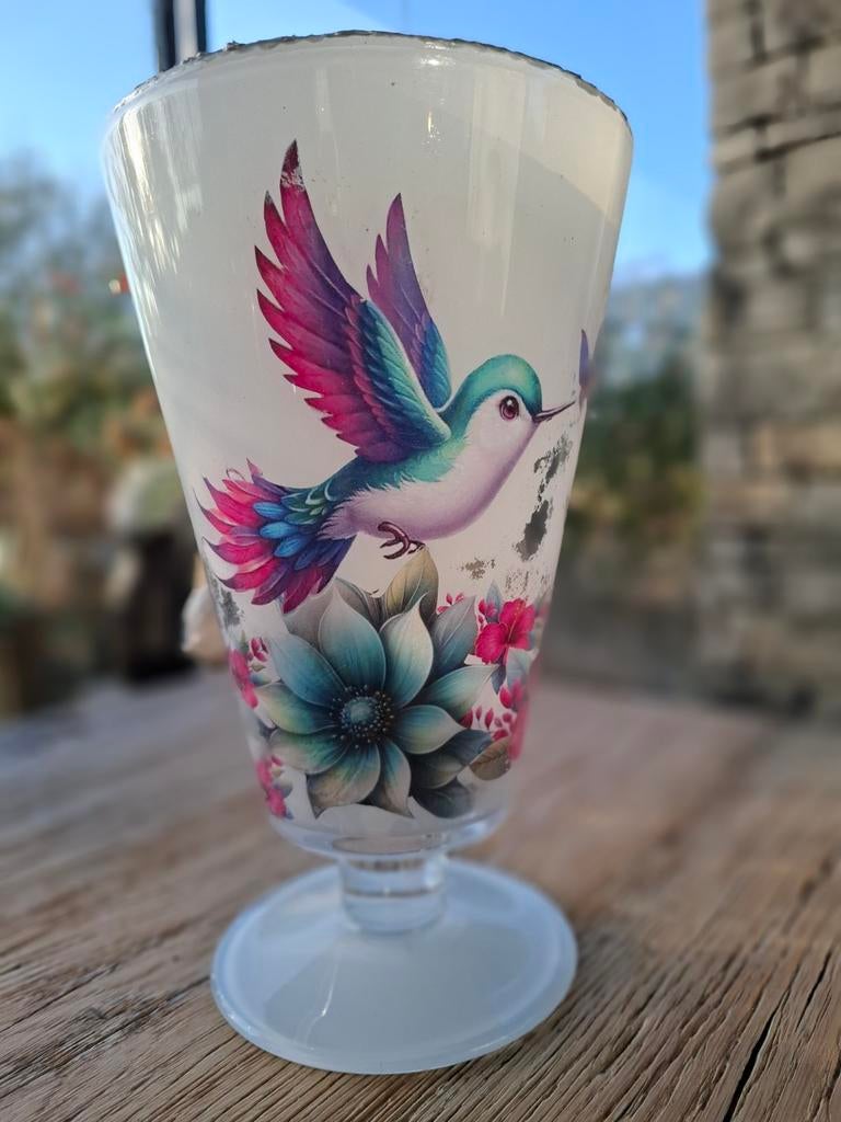 Glazen vaas op voet met decoupage vogels en bloemen, Huis en Inrichting, Woonaccessoires | Vazen, Zo goed als nieuw, Wit, Minder dan 50 cm