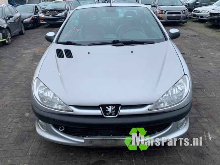 Cabriodak Motor van een Peugeot 206