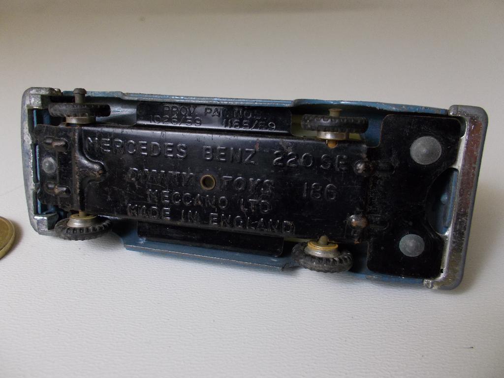 1962 Dinky Toys 186 MERCEDES-BENZ 220 SE (RAF Blue) -G-., Ophalen of Verzenden, Gebruikt, Auto, Dinky Toys