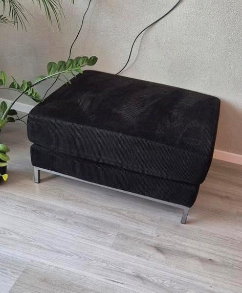 Zwarte poef - Stijlvol en comfortabel, Huis en Inrichting, Banken | Voetenbanken en Poefen, Ophalen, Zo goed als nieuw, 50 tot 75 cm