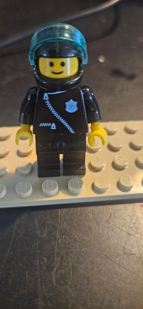 Lego Minifiguur Cop027 politie zwarte helm, Kinderen en Baby's, Speelgoed | Duplo en Lego, Ophalen of Verzenden, Zo goed als nieuw