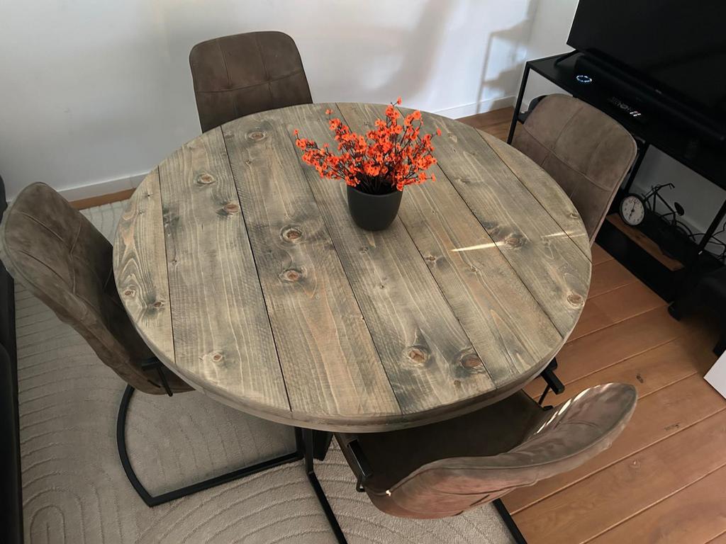 Foto 4 van Ronde eettafels van gebeitst steigerhout.