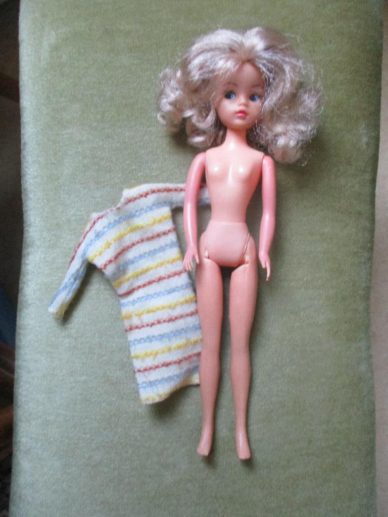 Sindy pedigree  doll  met jurkje UK, Verzamelen, Verzenden, Gebruikt, Pop