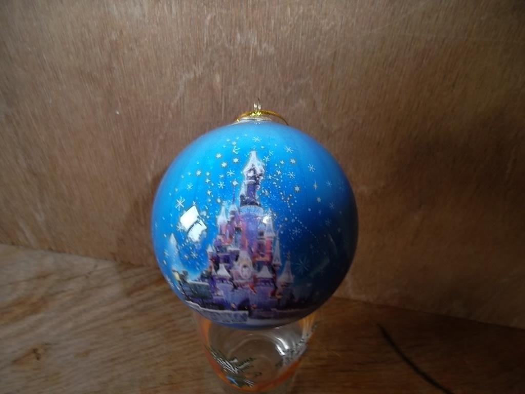 Disney Disneyland Kasteel kerstbal C1000, Verzamelen, Ophalen of Verzenden, Overige figuren, Zo goed als nieuw, Beeldje of Figuurtje