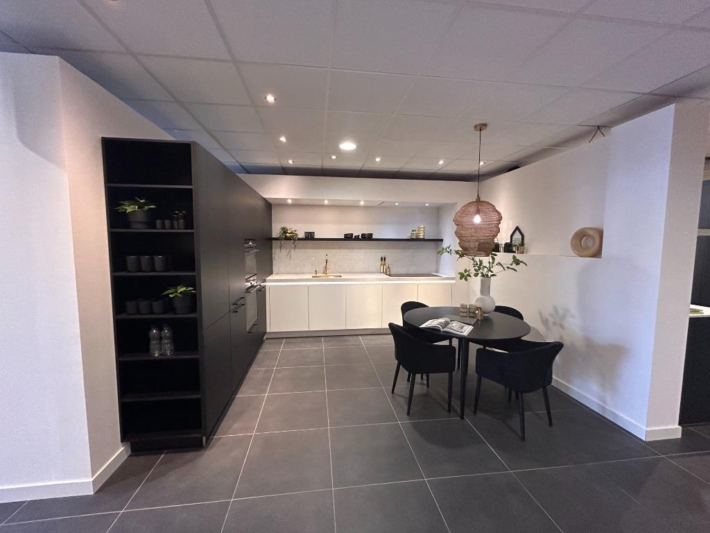 EI024 – AV4030 Häcker Systemat schowroomkeuken, Ophalen, Wit, Nieuw, Dubbelwandige keuken