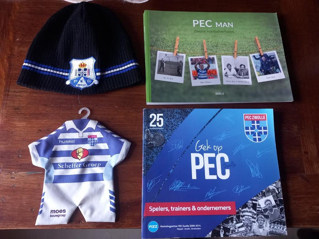 Kleine pec zwolle verzameling muts autovaan en boeken, Verzamelen, Sportartikelen en Voetbal, Ophalen of Verzenden, Overige binnenlandse clubs