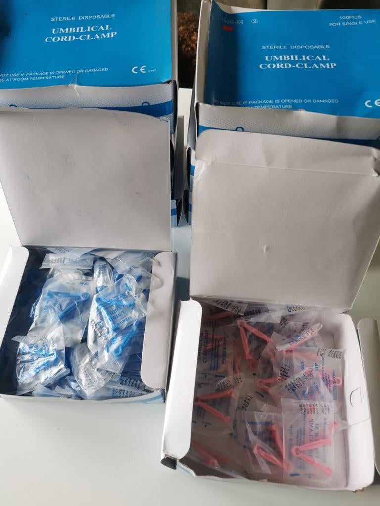 Partij navel streng klemmen roze en blauw. 800plus stuks.