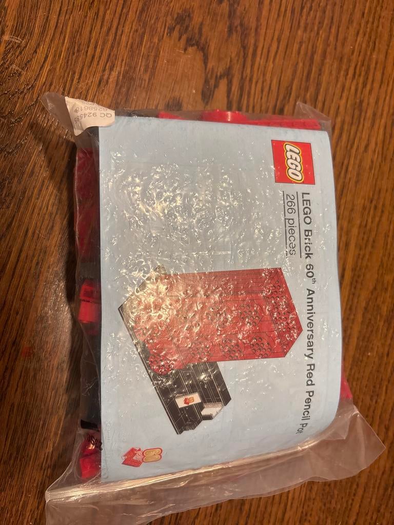 LEGO Brick 60 Jaar Rode Potloodhouder - Nieuw!, Ophalen of Verzenden, Nieuw, Complete set, Lego