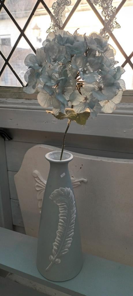 Licht blauwe VAAS met veer en gratis blauwe tak Hortensia, Blauw, Aardewerk of Porselein, Ophalen of Verzenden, Zo goed als nieuw