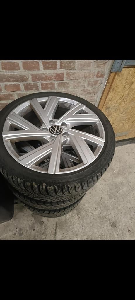 18' Volkswagen VW Golf 8 Bergamo met winterbanden, 18 inch, Banden en Velgen, 225 mm, Winterbanden