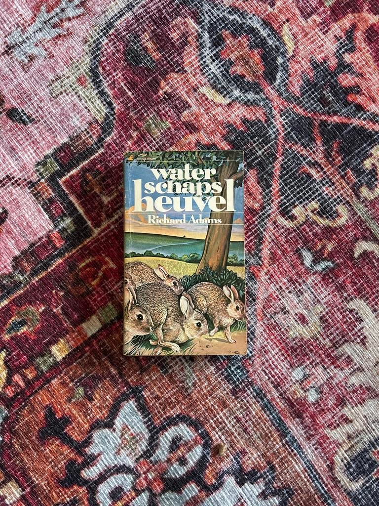Waterschapsheuvel - Richard Adams, Boeken, Ophalen of Verzenden, Gelezen, Nederland