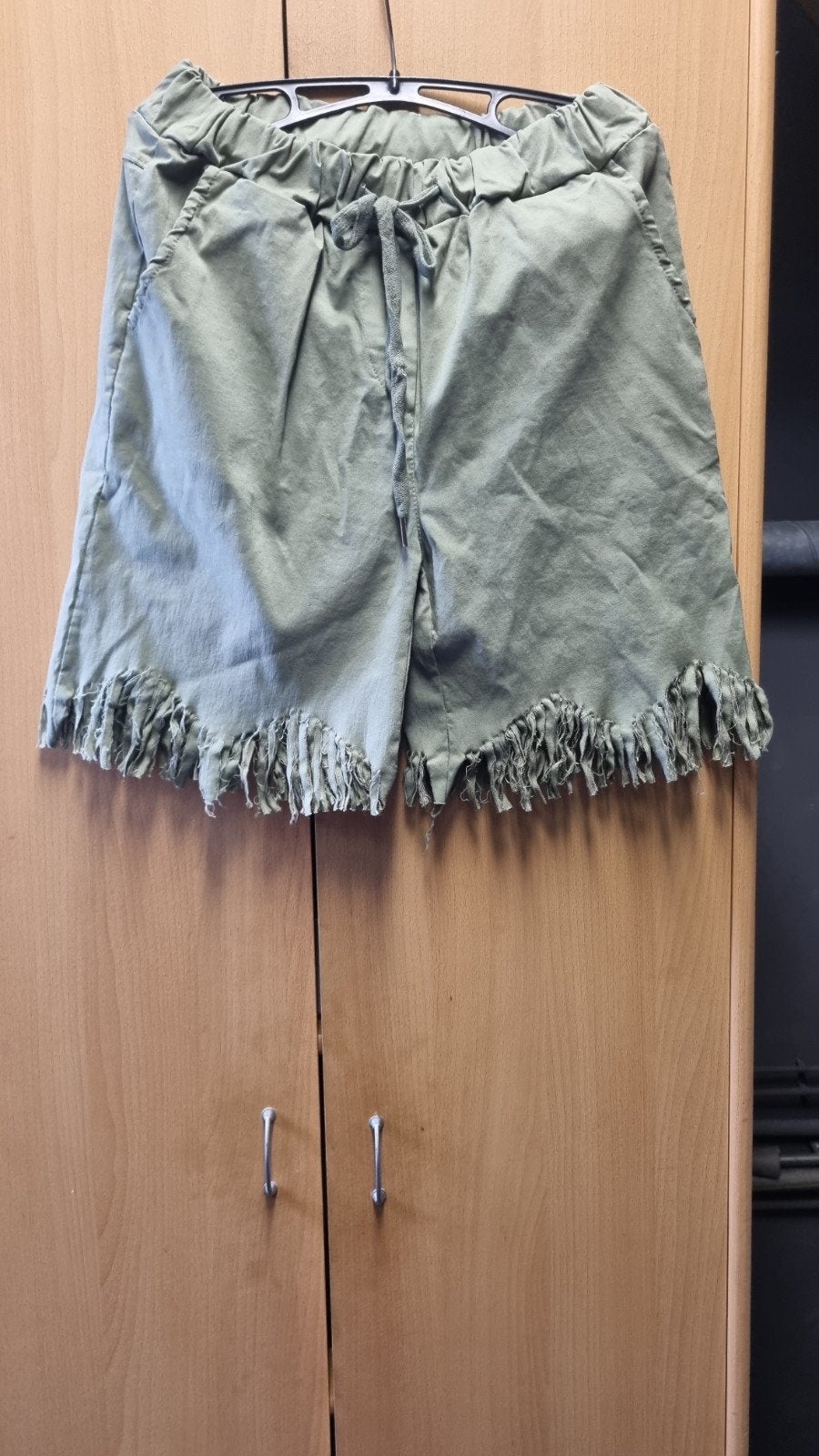 Nieuwe Legergroene Korte Broek met Franjes - Maat 46/48, Kort, Maat 46/48 (XL) of groter, Nieuw, Ophalen of Verzenden