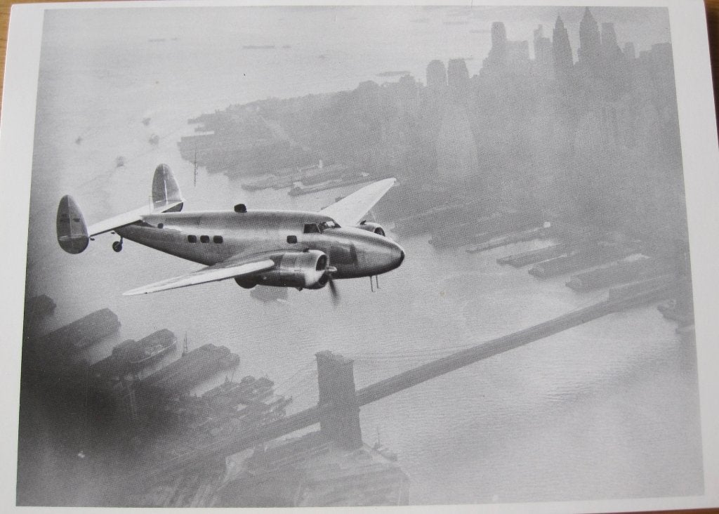 Howard Hughes' Lockheed 14 Super Electra boven New York City, Verzenden, 1980 tot heden, Gelopen, Overige thema's