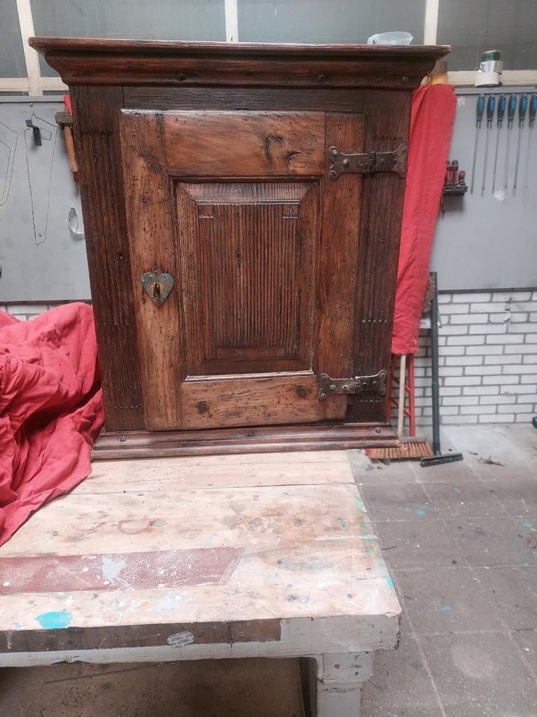 Antieke 18e-eeuwse kast, behandeld tegen houtworm, Ophalen