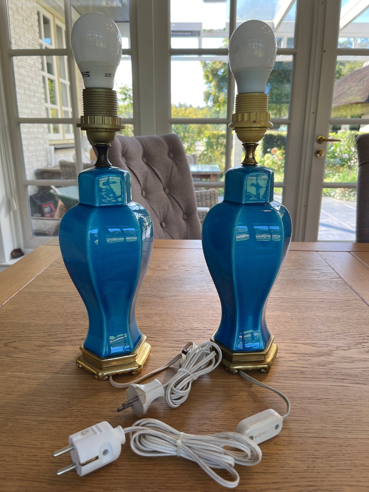 Set van 2 Vintage Blauwe Tafellampen met Messing Voet, Huis en Inrichting, Met schakelaar, Keramiek, E27 (groot), Zo goed als nieuw