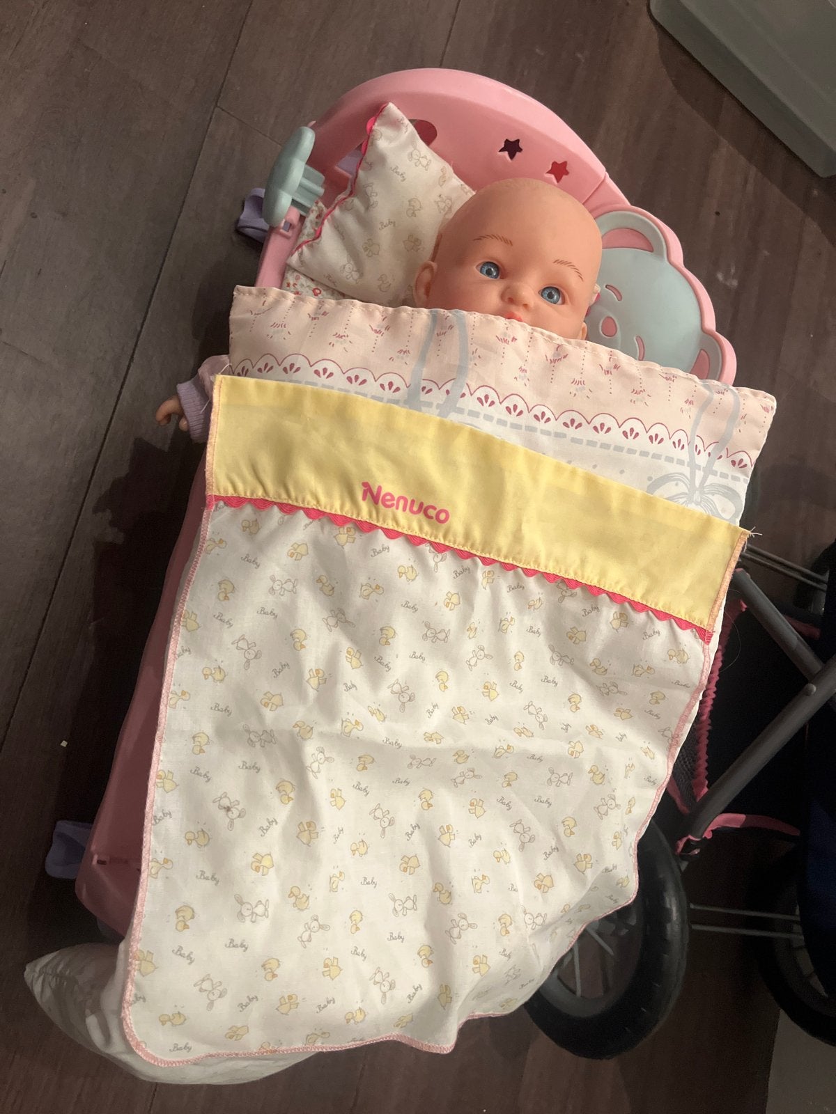 Nenuco babypop met reiswieg en kleding, Ophalen, Zo goed als nieuw, Babypop