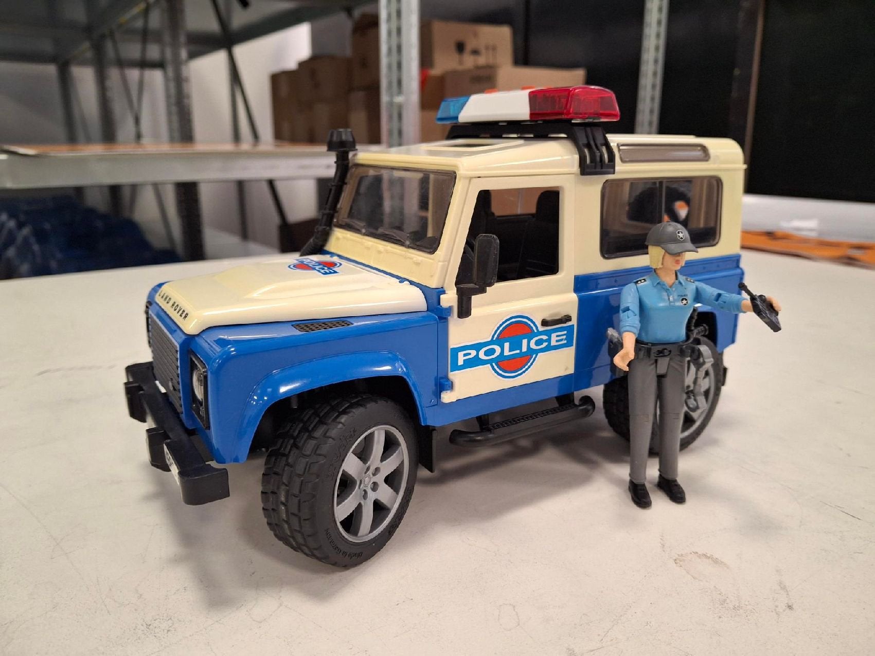 Bruder Land Rover Defender politievoertuig met speelfiguur, Ophalen of Verzenden, Zo goed als nieuw