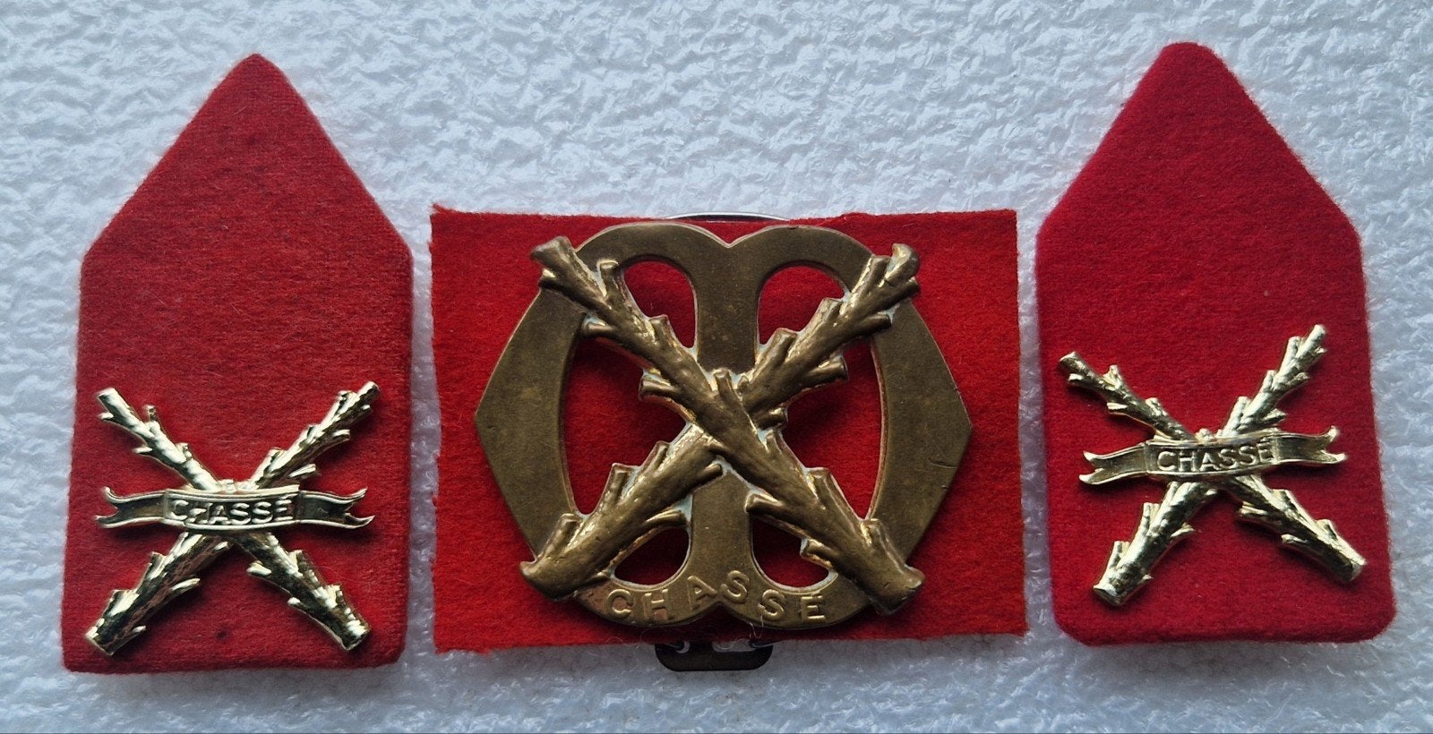 Baret embleem Regiment Infanterie Chassé, Ophalen of Verzenden, Landmacht, Nederland, Embleem of Badge