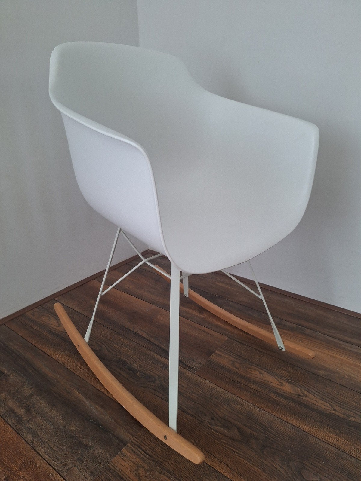 Design schommelstoel wit kunststof kuip, onder metaal/hout, Ophalen, Hout, Wit, Zo goed als nieuw