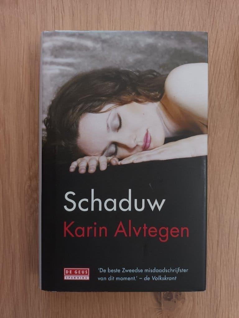 Karin Alvtegen Schaduw thriller boek hardcover Zweeds, Ophalen of Verzenden, Gelezen, Karin Alvtegen