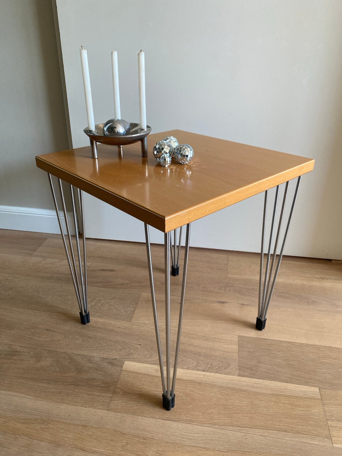 Fritz Hansen “Pin Age” bijzettafel met hairpin poten, Minder dan 55 cm, Gebruikt, Vierkant, Hout
