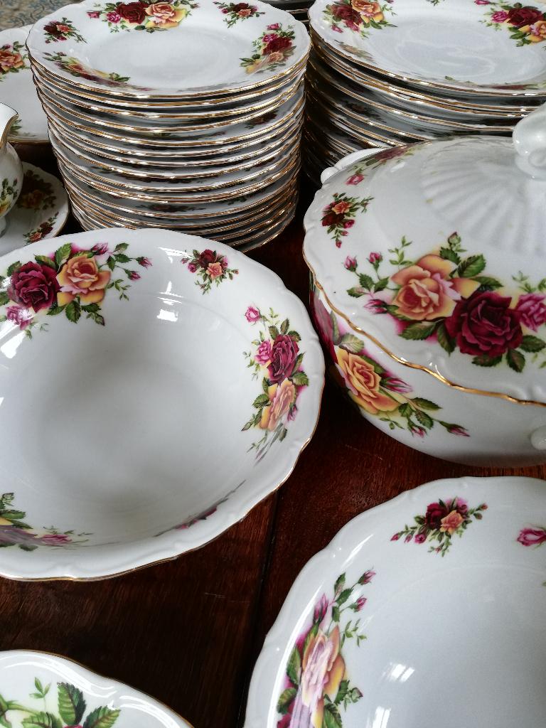 14 pers Eet- en koffie servies met prachtig rozen decor, Ophalen, Zo goed als nieuw, Porselein, Overige stijlen