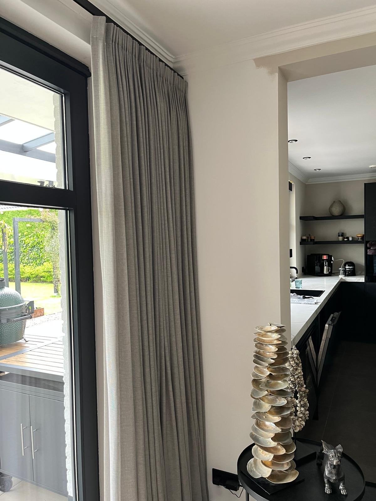 In Between Gordijnen 'Laya' ecru/zwart met rails, Huis en Inrichting, Ophalen, Loodveter, Zo goed als nieuw, Crème