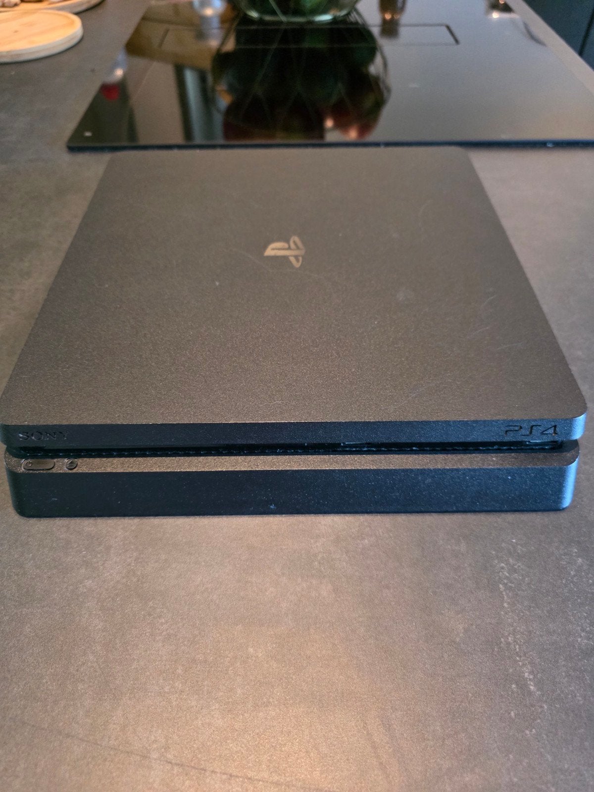PS4 Slim 500GB met 2 controllers, oplaadstation en FIFA 19, Spelcomputers en Games, 2 spelers, Ophalen of Verzenden, Zo goed als nieuw