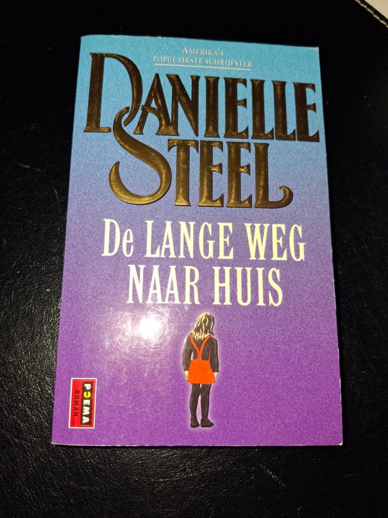 Danielle Steel - De Lange Weg Naar Huis (Roman), Boeken, Ophalen of Verzenden, Gelezen, Danielle Steel, Nederland