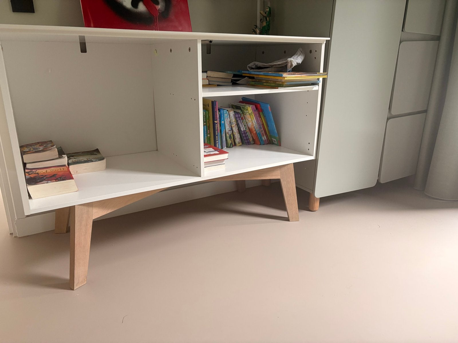 Modern Dressoir Kinderkamer - Wit met Houten Poten, Huis en Inrichting, Kasten | Dressoirs, Ophalen, Met plank(en), Gebruikt, 100 tot 150 cm