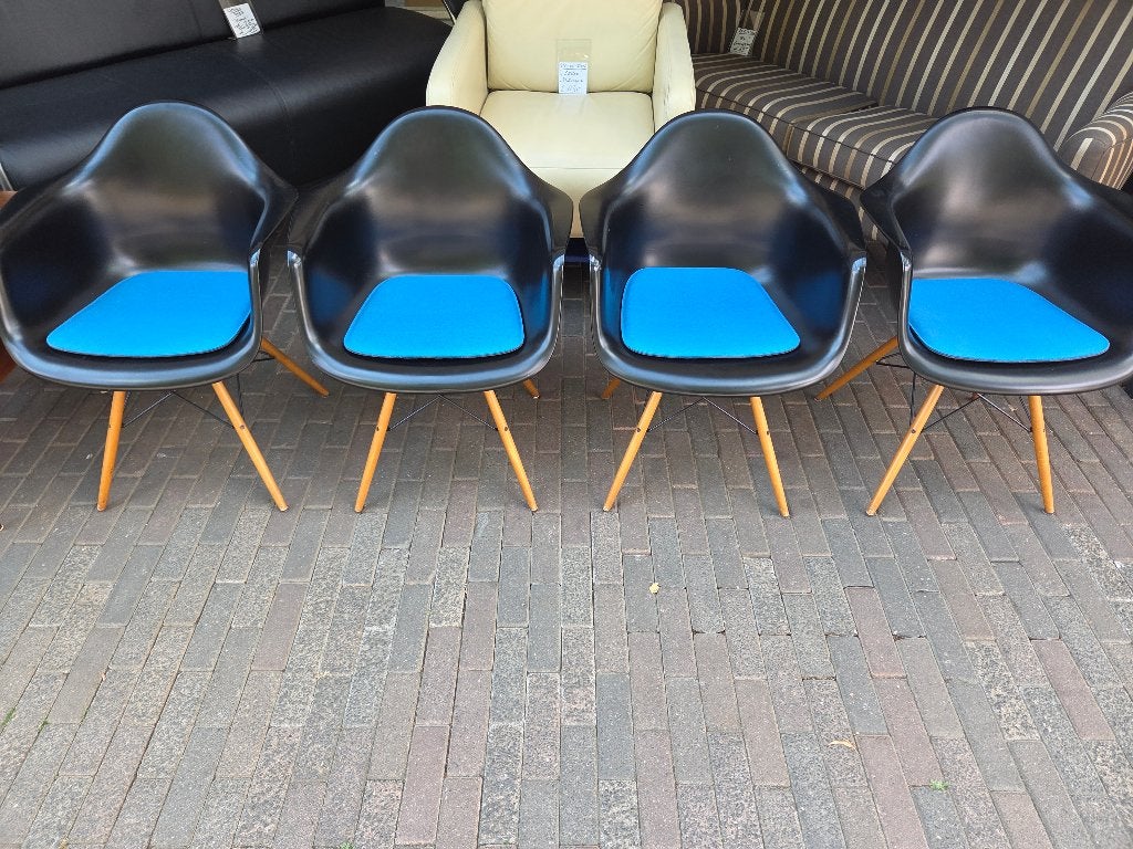 Vitra Eames Plastic Armchair, Huis en Inrichting, Stoelen, Store@vitra.com, Gebruikt, Zwitserland, Zwart