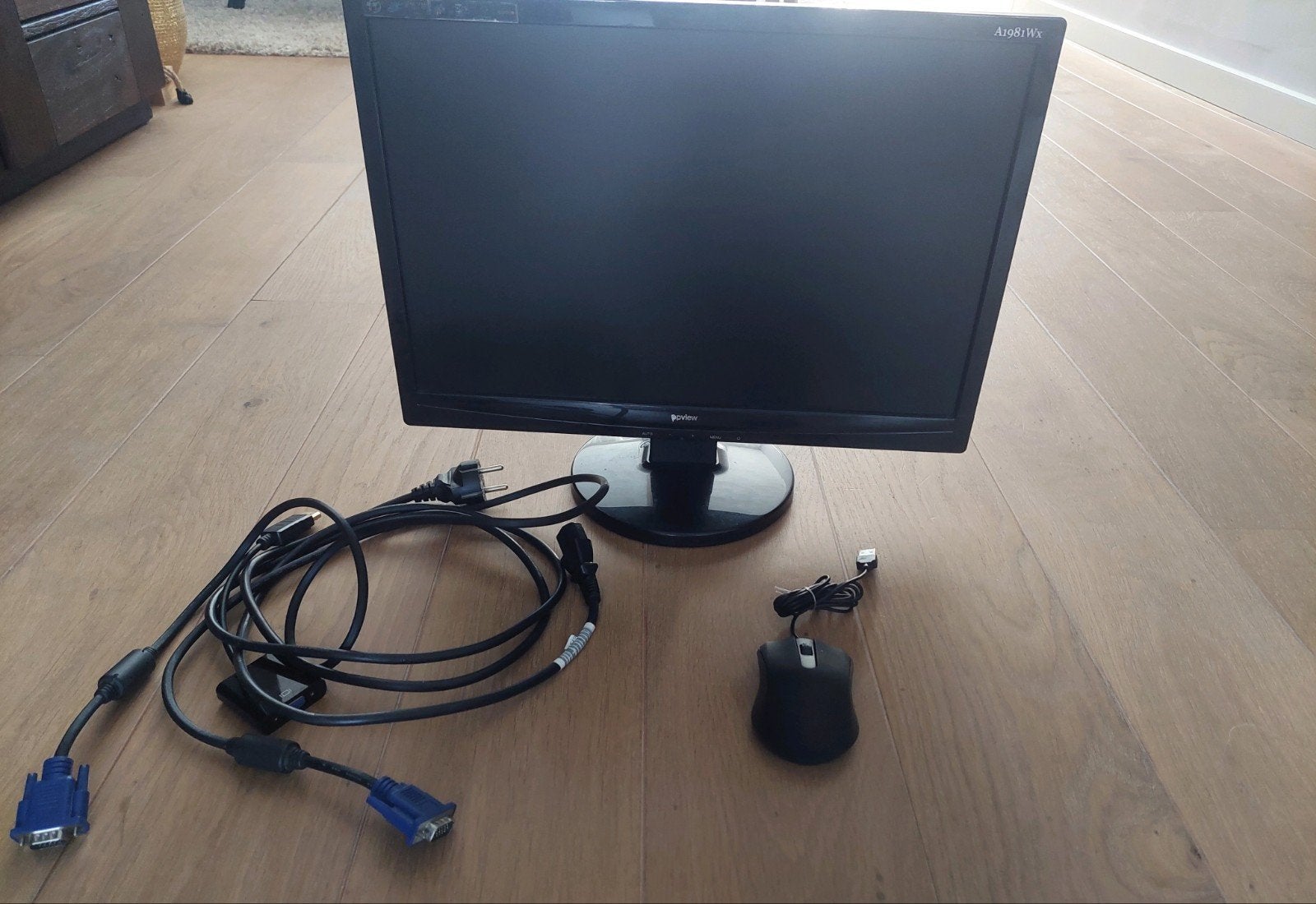 Computer beeldscherm met muis en bijbehorende kabels, Opview, Zo goed als nieuw, Overige typen, Onbekend