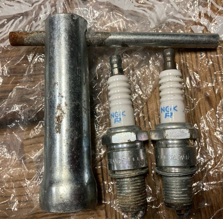 Bougiesleutel met 2 NGK bougies, Ophalen of Verzenden, Gebruikt, Overige automerken