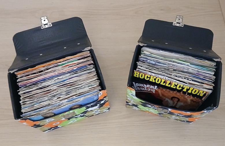 2 platenkoffertjes met 84 singles o.a. Wings/Kayak, Gebruikt, 7 inch, Single, Ophalen of Verzenden