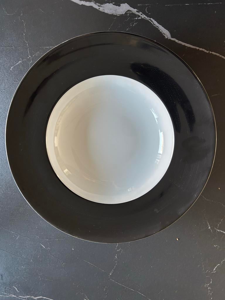4 diepe borden 30 cm, Zwart , zgan merk KAHLA, Huis en Inrichting, Keuken | Servies, Ophalen of Verzenden, Zo goed als nieuw, Bord(en)