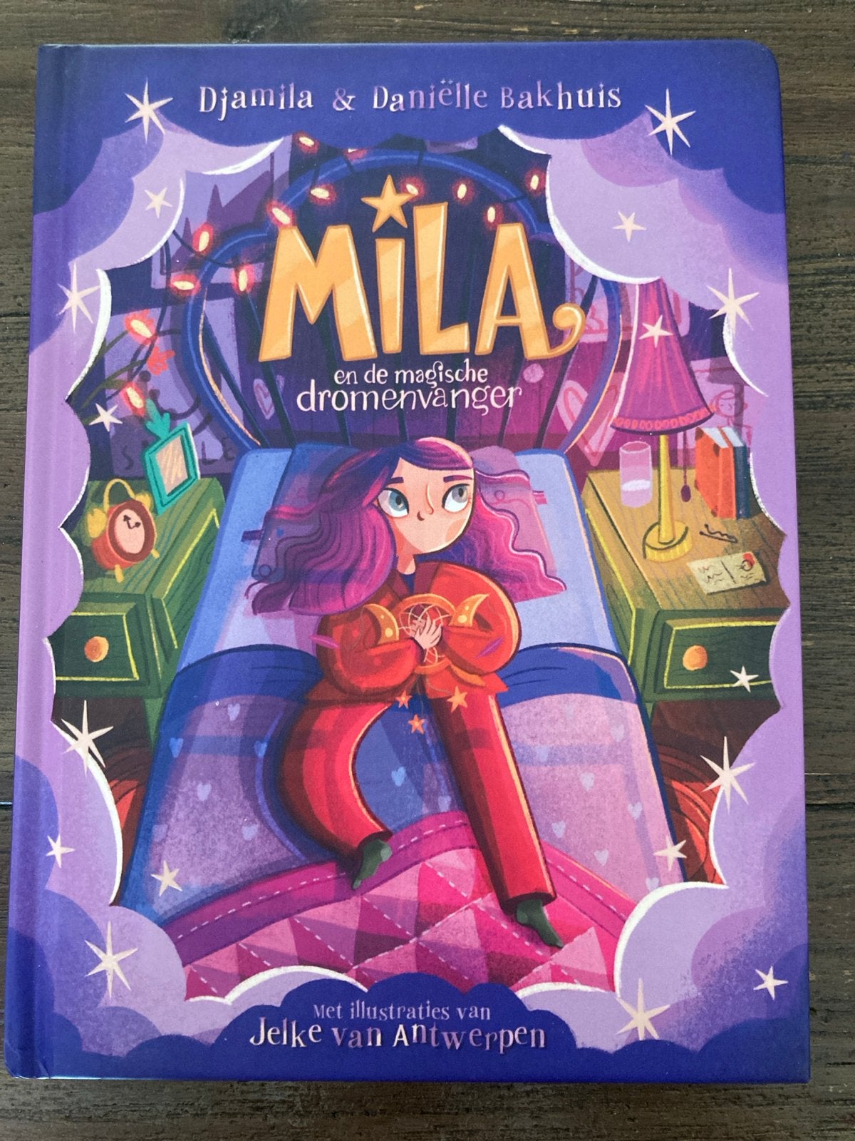 Mila en de magische dromenvanger - Djamila & Daniëlle Bakhui, Boeken, Ophalen of Verzenden, Zo goed als nieuw, Fictie