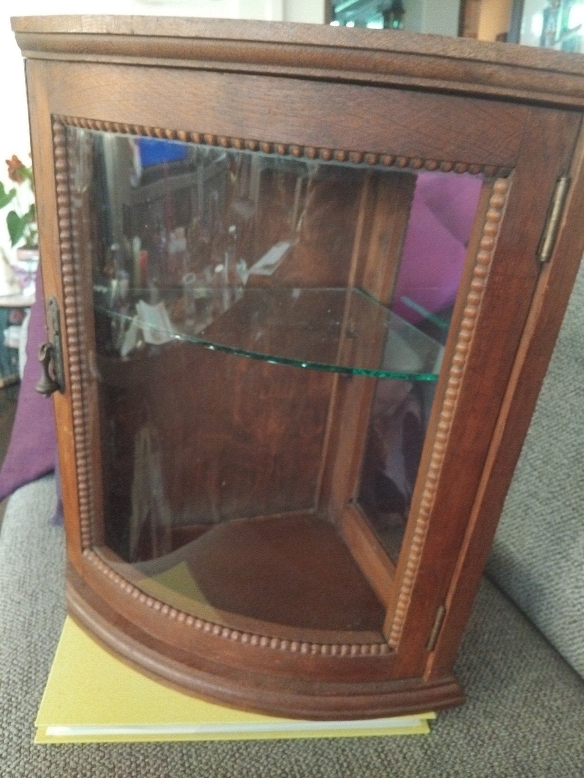 Antieke houten hoekkast met glazen plankje, Ophalen of Verzenden