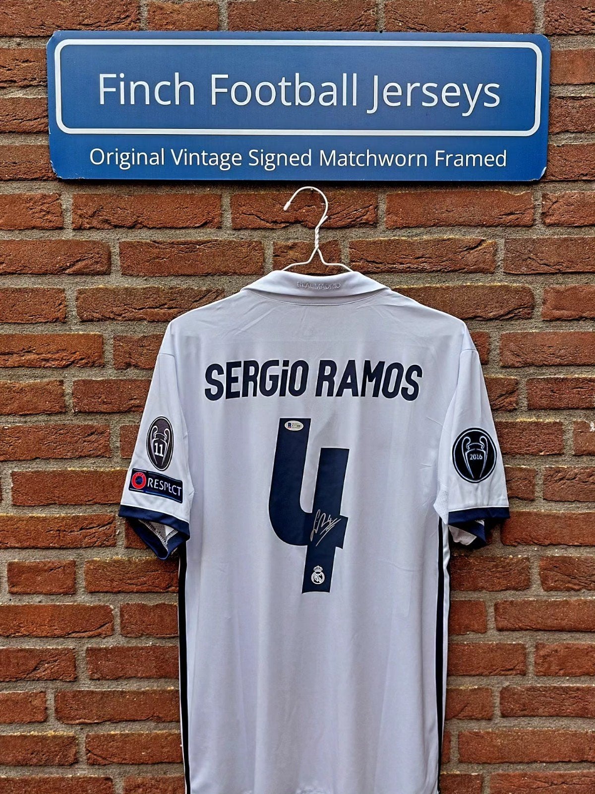 SIGNED REAL MADRID HOME 16/17 SERGIO RAMOS 4 BECKETT COA, Ophalen of Verzenden, Nieuw, Buitenlandse clubs, Shirt