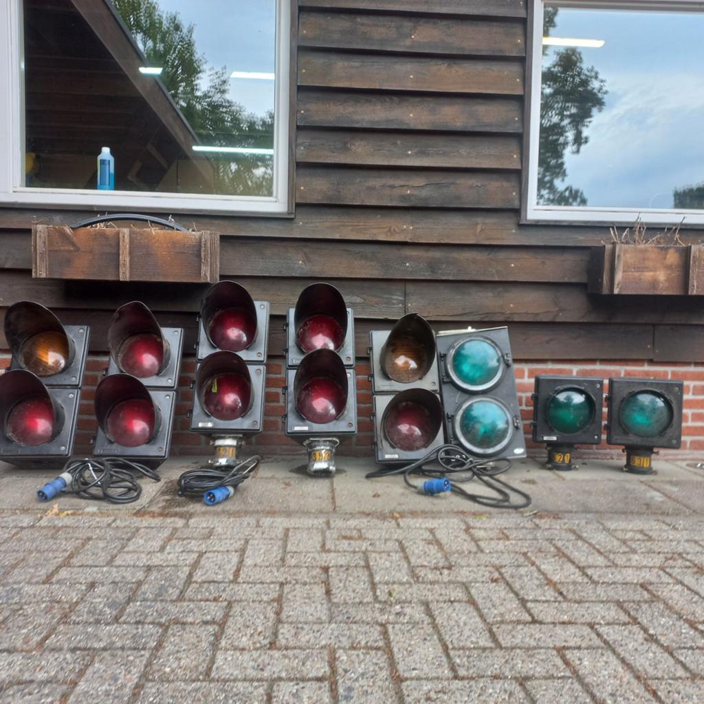 Partij stoplichten één met wandelsjabloon., Huis en Inrichting, Barren, Ophalen
