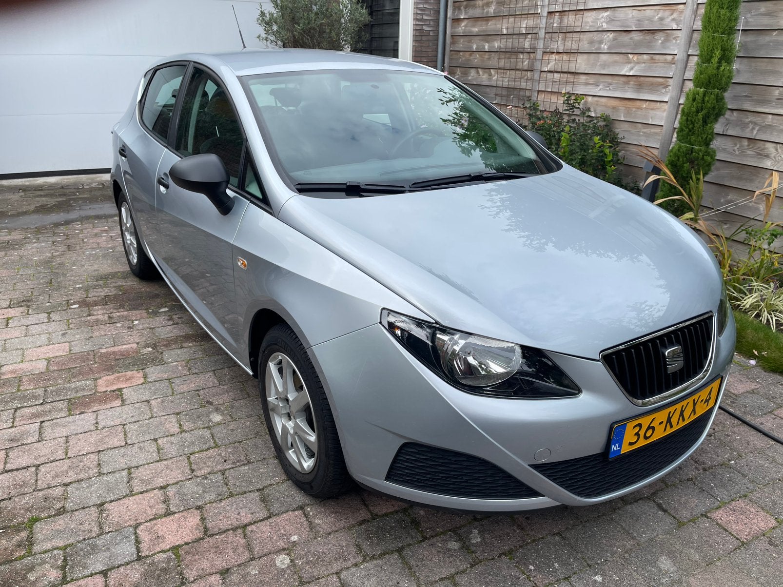 Seat Ibiza 1.4 63KW 5DRS 2010 Grijs + Airco, Auto's, Voorwielaandrijving, 40 €/maand, 4 cilinders, Ibiza