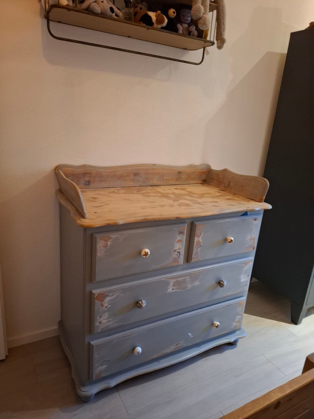 Vintage commode/kast met lades - grijs/hout, Kinderen en Baby's, Kinderkamer | Commodes en Kasten, Ophalen, 50 tot 70 cm, Opstaande rand
