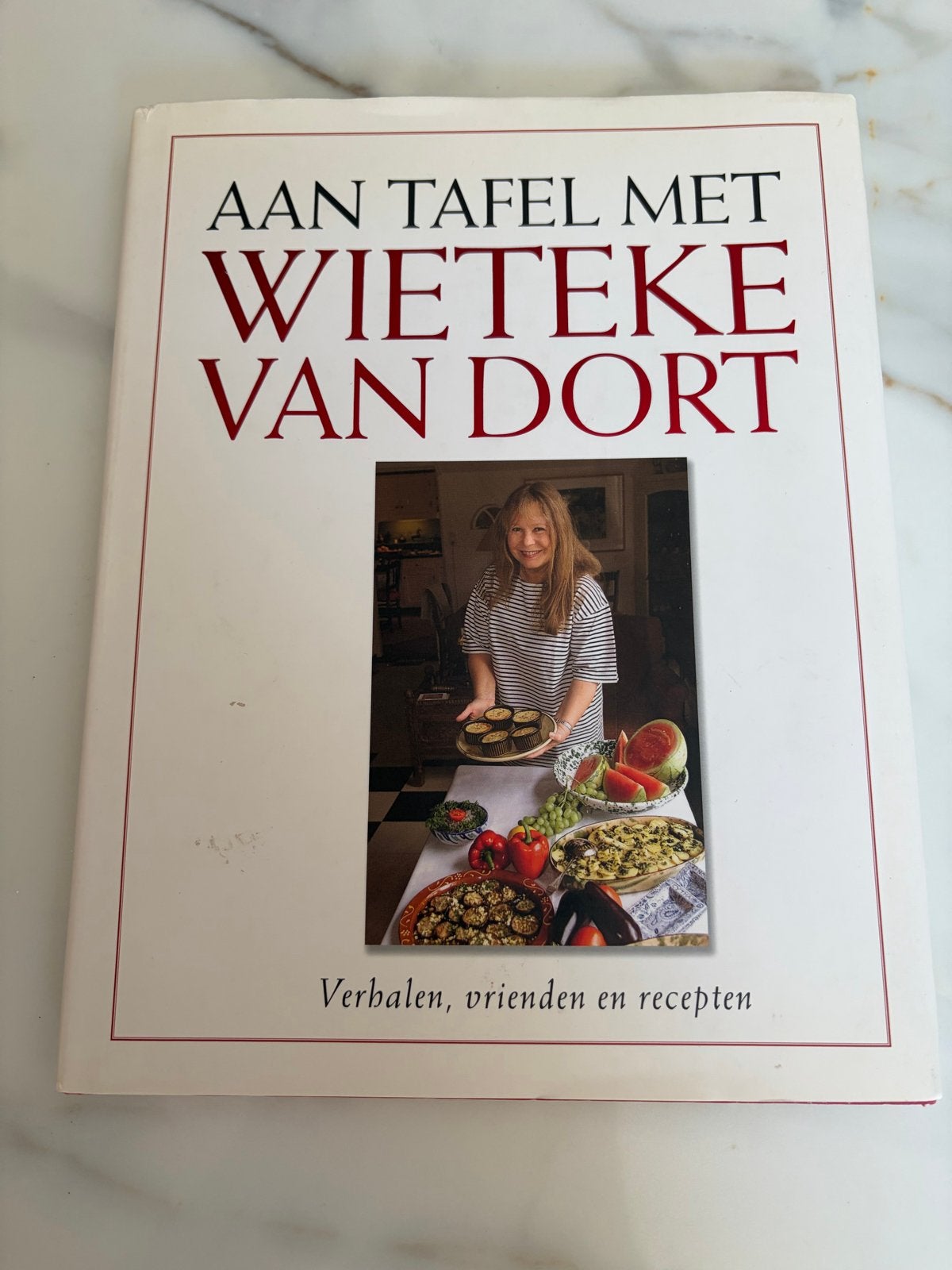Aan tafel met Wieteke van Dort - gesigneerd kookboek, Ophalen of Verzenden, Zo goed als nieuw, Azië en Oosters, Hoofdgerechten