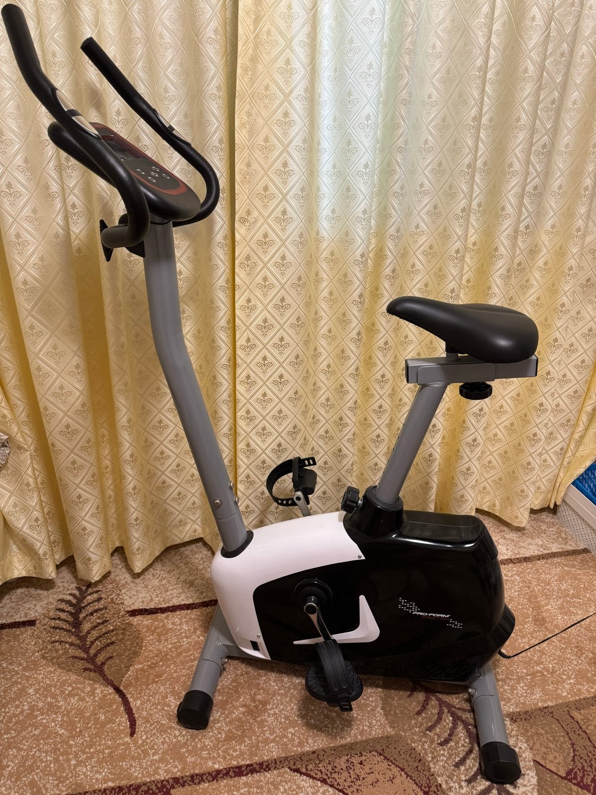 Hometrainer met display- Perfect voor thuisworkouts, Sport en Fitness, Fitnessapparatuur, Ophalen, Gebruikt, Metaal, Benen
