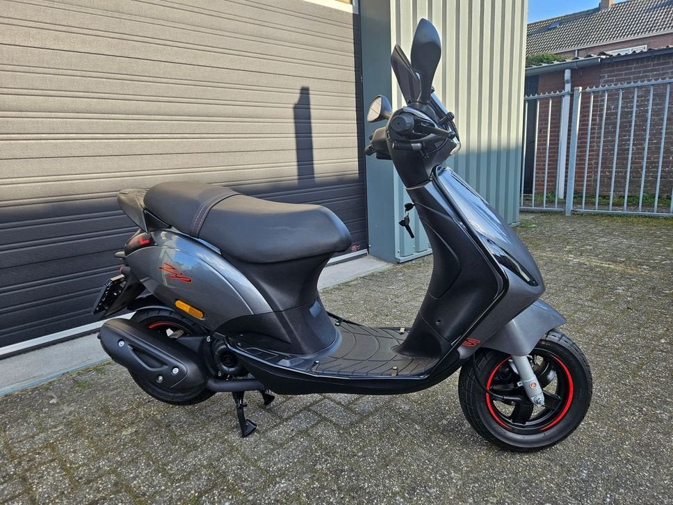 PIAGGIO ZIP 4T E5 BROM 2021 MAGIC GREY NIEUWSTAAT 104KM!!, Fietsen en Brommers, Scooters | Piaggio, Maximaal 45 km/u, Onbekend