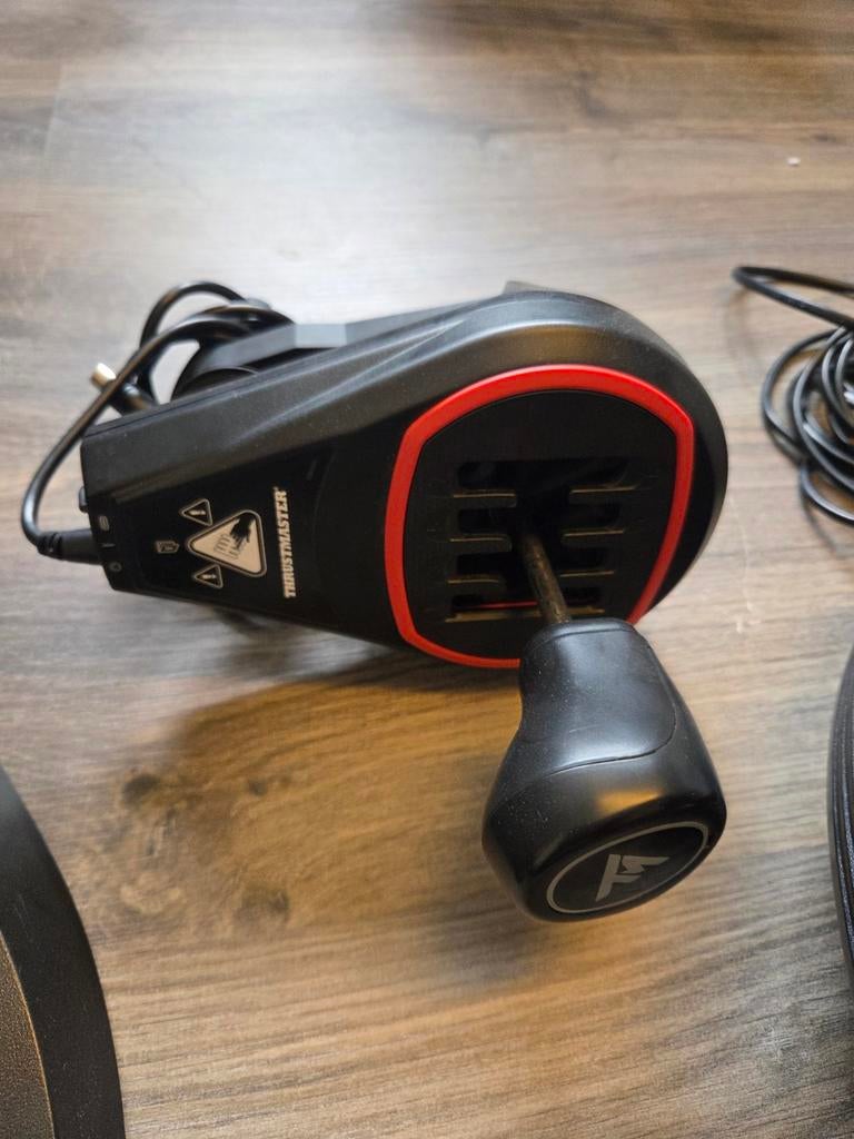 Thrustmaster t150 met pedaalen, kopeling en 2 race games, Ophalen, Zo goed als nieuw